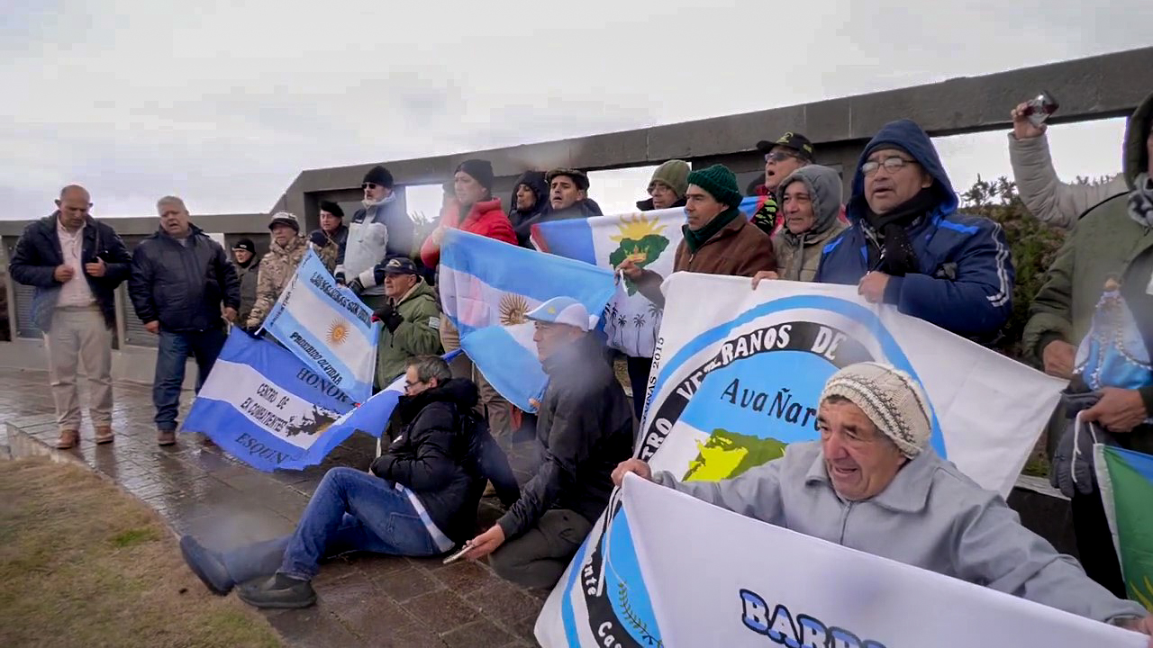 Malvinas Los Excombatientes Recorrieron El Cementerio Darwin Y Lugares