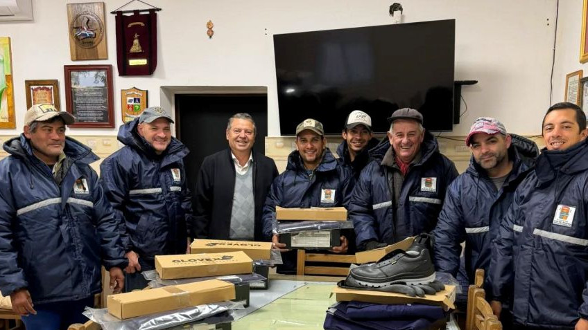Paso de la Patria: Intendente Osnaghi entrega indumentaria y equipos al ...
